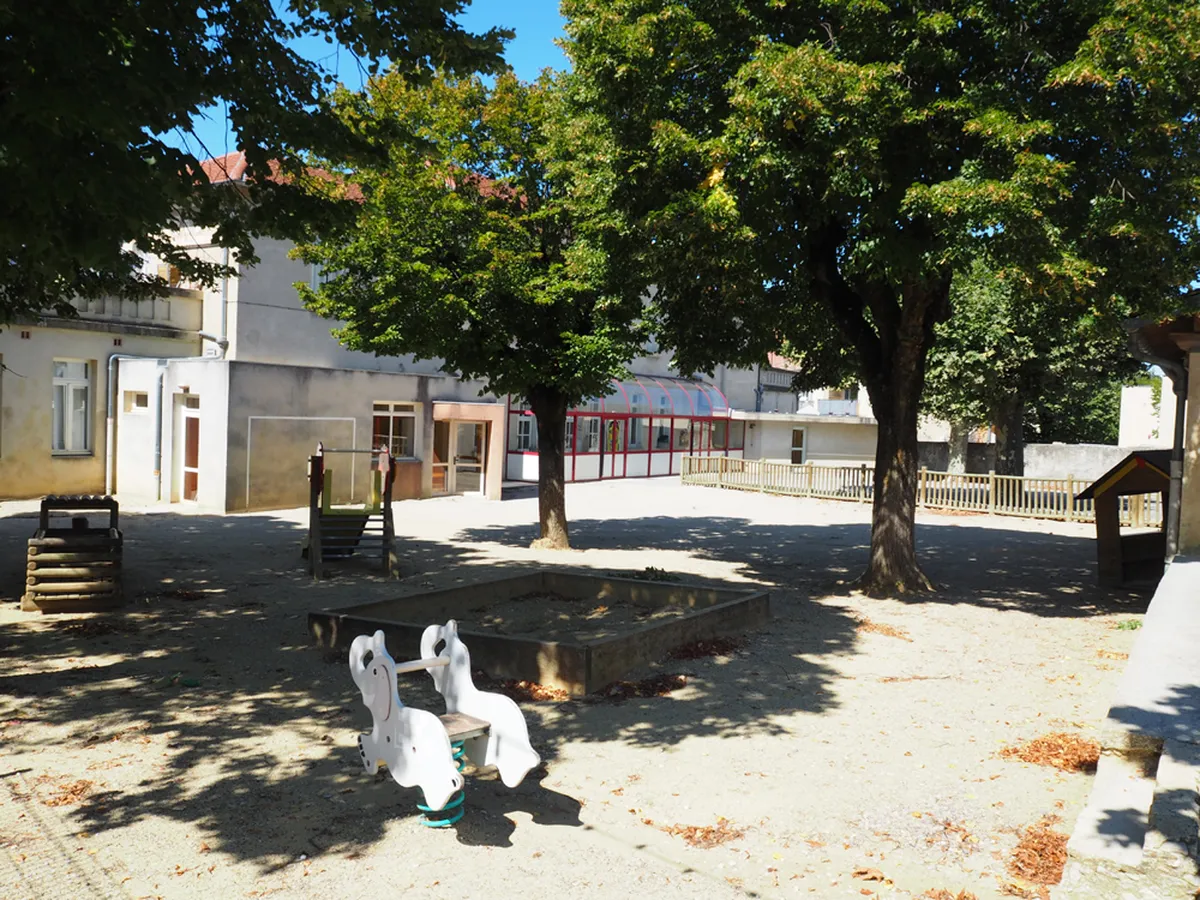 ecole-bourdeaux-cour-2